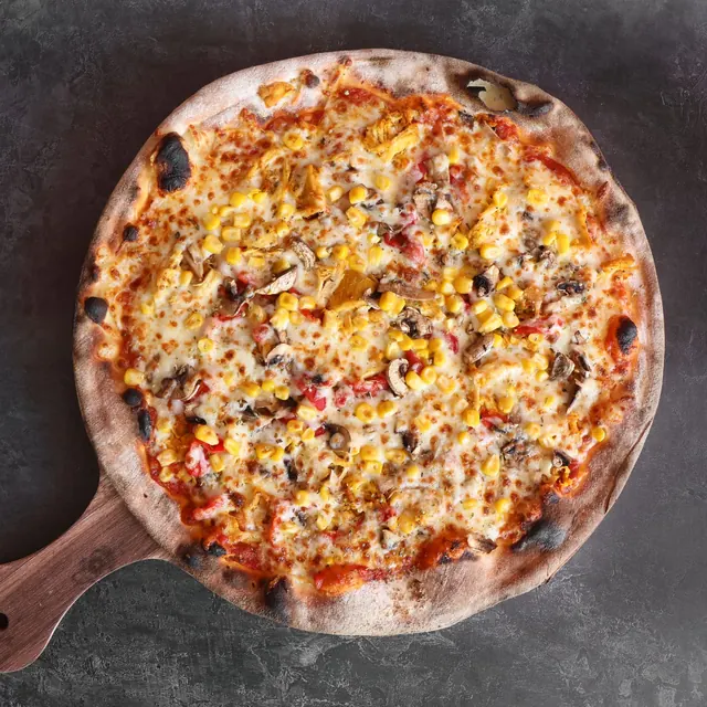 Pizza de un cliente recién salida del horno de leña