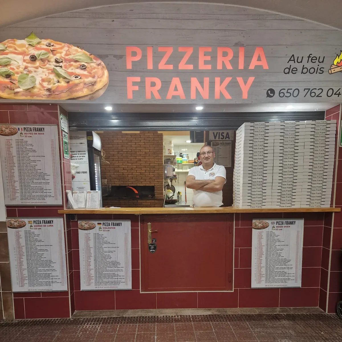 Franky de brazos cruzados en el mostrador de Pizzeria Franky