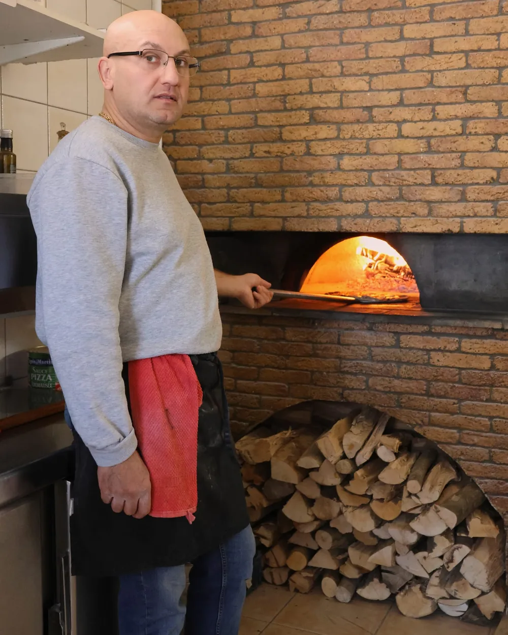 Franky junto a su horno de leña