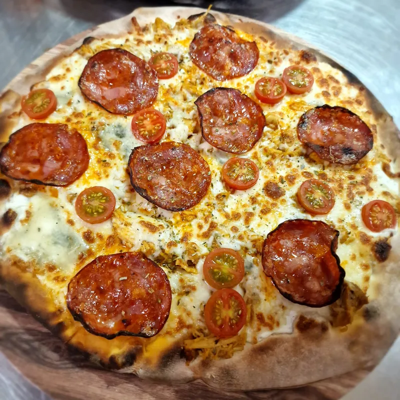 Pizza con chorizo, tomate cherry y queso fundido