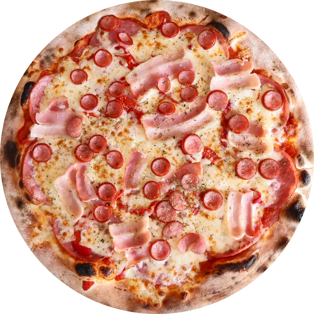 Pizza de Franky con bacon, salchicha y queso, recién salida del horno de leña